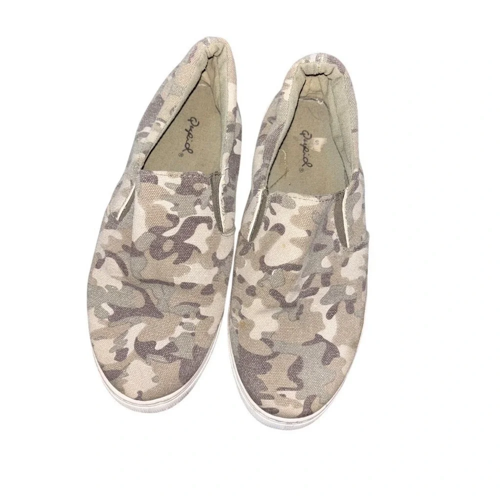 Qupid Gills Platform Slip-On Sneakers Womens Size 8 Green Camo wedge